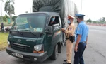 Liên ngành kiểm tra giấy đi đường của xe ô tô chở hàng vào vùng đỏ. ảnh: Anh Trọng