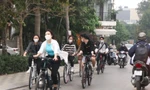 Dịch vụ cho thuê xe đạp ở hồ Tây 'vào mùa', kiếm tiền triệu mỗi ngày