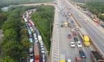 Đường về Hà Nội ùn ứ, CSGT phải đóng cao tốc điều xe đi sang QL1 