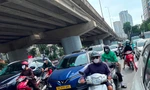 Ùn tắc giao thông khi cấm xe máy qua cầu vòm thép hồ Linh Đàm tại Hà Nội