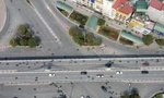Không phải nghỉ lễ hay cuối tuần nhưng đường phố Hà Nội vắng vẻ lạ thường