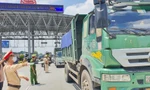 Ùn ứ và xe chở hàng vẫn phải quay đầu tại các chốt trực cửa ngõ.
