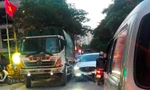 Ám ảnh tắc đường, ô nhiễm khi xe chở rác hoạt động trong giờ cao điểm