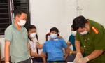 Đối tượng Khé (áo xanh) ngồi giữa. Ảnh Công an tỉnh Lào Cai.
