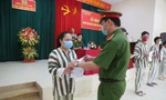 Trao giấy chứng nhận đặc xá cho phạm nhân.