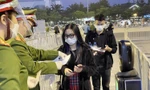 Khán giả xuất trình giấy tờ liên quan khi vào sân Mỹ Đình.