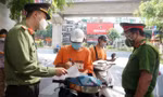Lực lượng liên ngành chốt tại các tuyến đường nhắc nhở, xử lý vi phạm phòng chống dịch.