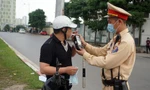 Lực lượng CSGT xử lý vi phạm nồng độ cồn. Ảnh: Thanh Hà
