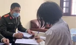 Công an làm việc với chị T. Ảnh Công an cung cấp.