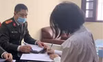 Công an làm việc với chị T. Ảnh Công an cung cấp.