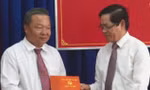 Bí thư Tỉnh ủy Phạm Viết Thanh (bìa phải), trao quyết định cho tân Phó Trưởng Ban Nội chính Tỉnh ủy Tây Ninh Trần Văn Khải.