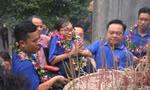 Cô gái 'xương thủy tinh' Ngọc Tâm lần đầu vượt hàng nghìn bậc thang để dâng hương vua Hùng