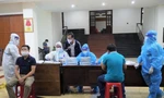 Cán bộ y tế lấy mẫu xét nghiệm xuyên đêm 22/7