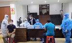 Cán bộ y tế lấy mẫu xét nghiệm xuyên đêm 22/7