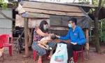 Trưởng nhóm thiện nguyện Ea Kao _Vòng tay yêu thương tặng quà cho hộ khó khăn