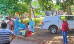 Lực lượng y tế đang lấy mẫu xét nghiệm liên quan đến chùm ca mắc ở phường Thành Nhất