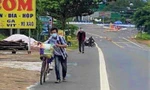 Nhiều trường hợp đi bộ, đi xe đạp từ các tỉnh, thành phía nam về quê, khi qua Đắk Nông được chính quyền, người dân giúp đỡ