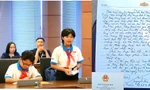 Nữ sinh rơi nước mắt khi nhận được thư của Bộ trưởng Giáo dục