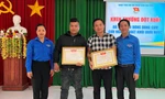 Tặng Bằng khen đột xuất cho hai thanh niên dũng cảm cứu người