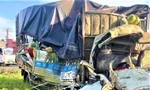 Chiếc xe tải bị biến dạng nặng, vợ tài xế tử vong