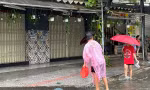 Đà Nẵng: Người dân tranh thủ dọn dẹp, rủ nhau bắt cá giữa đường sau trận mưa lớn