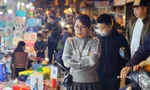 'Phố đồ chơi' ở Hà Nội tấp nập khách tới tận khuya mùng 3 Tết
