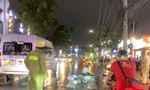 Mưa tầm tã ở TPHCM, xe máy va chạm xe khách khiến nam sinh viên tử vong