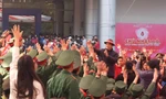 Khoảnh khắc NSND Xuân Bắc ‘tiếp lửa’ cho tình nguyện viên tại Chủ Nhật Đỏ lần thứ 17 - năm 2025