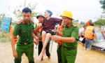 Cụ bà bật khóc khi được chiến sĩ công an đưa ra khỏi vùng lũ