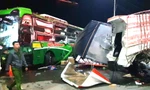 Xe khách đối đầu xe tải khiến tài xế văng xuống đường, hàng chục người bị thương