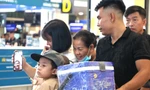 Những công nhân lần đầu được đi máy bay về quê ăn tết