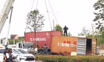 Hai xe container gặp nạn trên đường huyết mạch ở Bình Dương