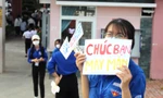 Tình nguyện viên làm xe ôm miễn phí, che mưa nắng cho sĩ tử ngày đầu vượt vũ môn