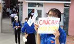 Tình nguyện viên làm xe ôm miễn phí, che mưa nắng cho sĩ tử ngày đầu vượt vũ môn