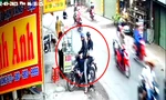 [CLIP] Nhóm đối tượng dàn cảnh trộm xe máy vừa mua của cô gái bán xôi 