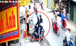 [CLIP] Nhóm đối tượng dàn cảnh trộm xe máy vừa mua của cô gái bán xôi 