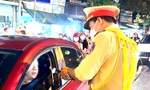 Nhắc nhở ‘ma men’ cẩn thận khi qua chốt đo nồng độ cồn, cô gái bị triệu tập 