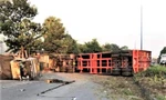 Đường huyết mạch ở Bình Dương ùn ứ nhiều giờ vì xe container và xe tải lật ngang