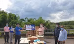 Trao nhu yếu phẩm phòng dịch hơn 100 triệu đồng cho một huyện ở Campuchia 