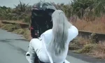 Công an thông tin về clip thanh niên hóa trang ‘thần điêu đại hiệp’ bốc đầu xe trên đường