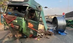 Tai nạn kinh hoàng, tài xế phanh gấp khiến 3 cuộn tôn lăn xuống đè bẹp xe đầu kéo và xe máy