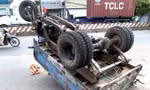 Xe ba gác lật ngửa, tài xế tử vong 