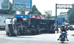 Xe đầu kéo container lật 'phơi bụng' giữa vòng xoay ở Bình Dương 