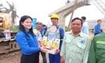 Tặng quà thanh niên công nhân và tình nguyện viên hỗ trợ hoàn thành 3.000 km cao tốc