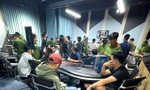 Công an bao vây CLB Poker ở Bình Dương, tạm giữ hàng chục người đánh bạc trá hình