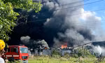Khói lửa trùm kín nhà xưởng ở Bình Dương, hàng chục người chữa cháy