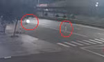 CLIP: Xe máy tông văng người phụ nữ trên quốc lộ 14 rồi bỏ chạy