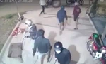 CLIP: Nhóm thanh niên cầm hung khí đập phá nhà dân ở Bình Dương