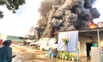 Khói lửa ngùn ngụt bao trùm công ty mút xốp ở Bình Dương