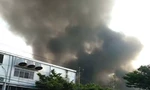 Lửa bao trùm nhà xưởng rộng hàng nghìn mét vuông ở Bình Dương